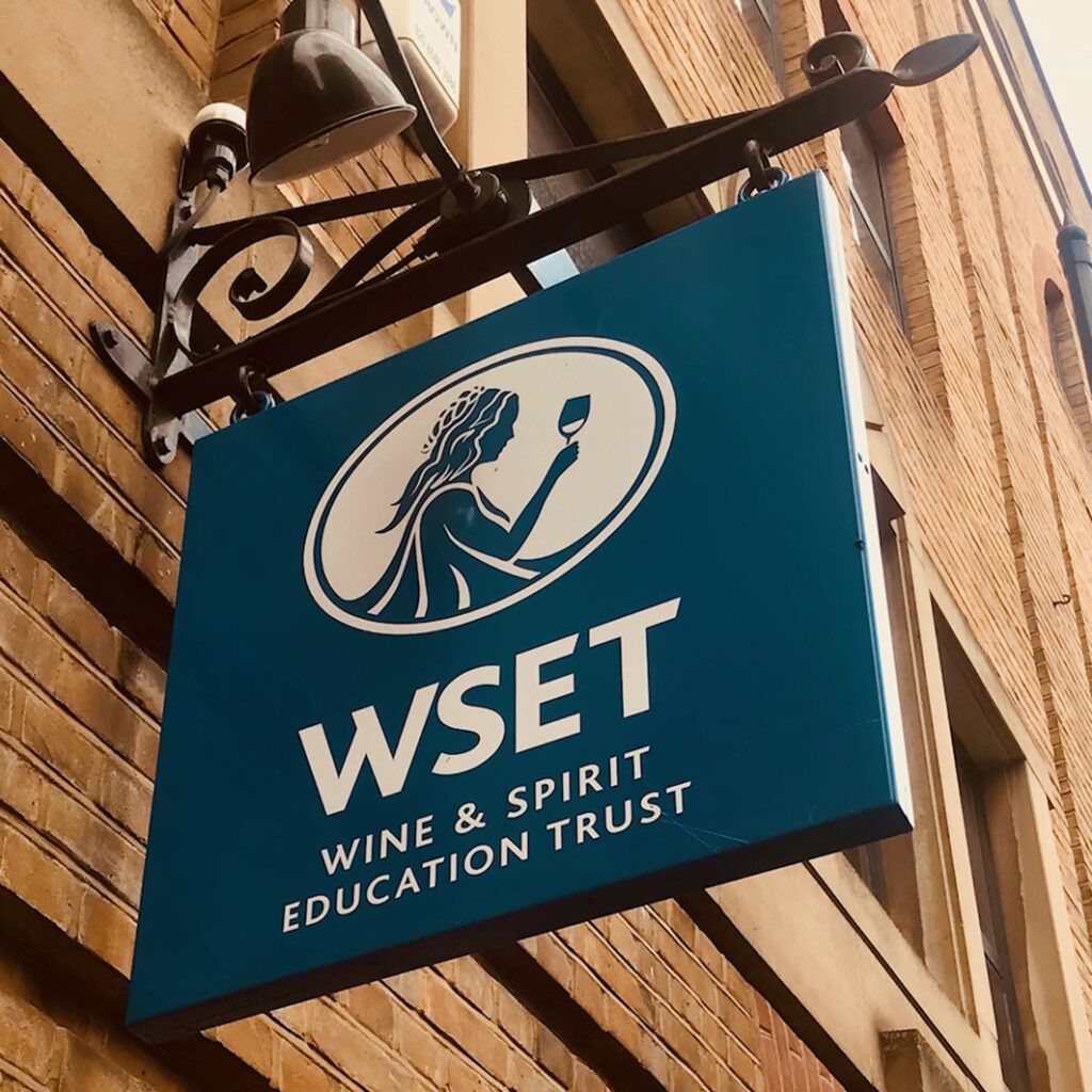 Cinco grandes diferencias entre el mercado del vino inglés y español 5 cartel cuadradao