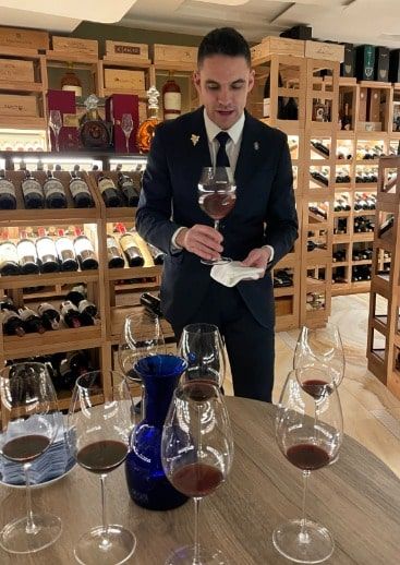 Valentín Checa practicando la cata